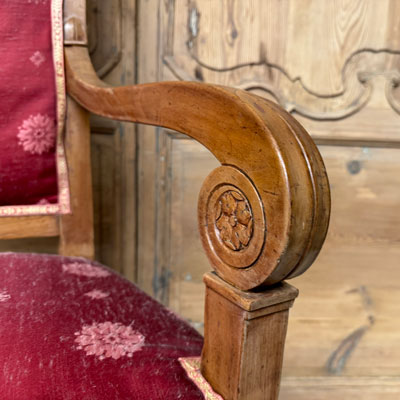 fauteuil_crosse_ancien_tissu_rouge