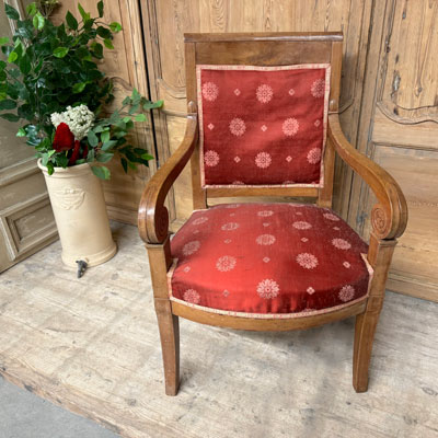 fauteuil_crosse_ancien_tissu_rouge_bois