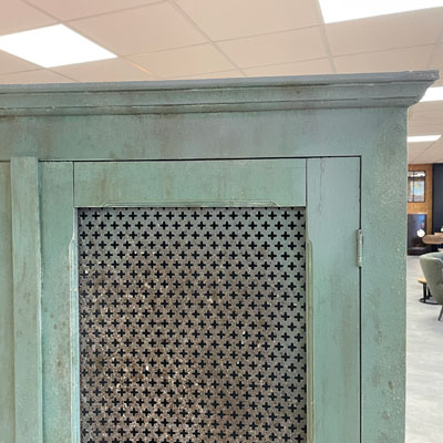 armoire_verte_portes_metal_ajoure