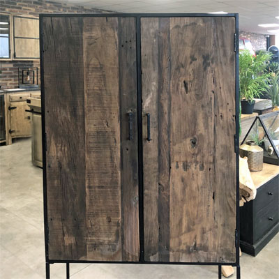 armoire_contour_metal_portes_vieux_bois