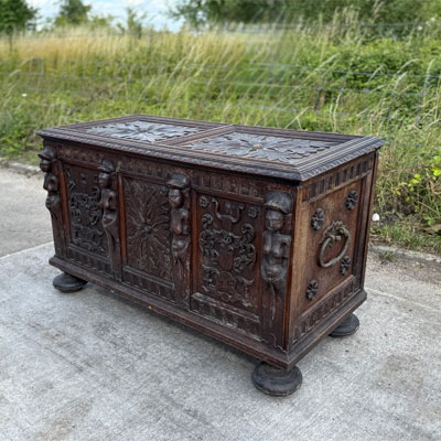 coffre_ancien_bois_sculpte
