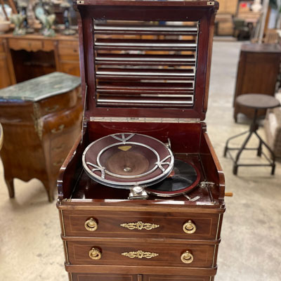 gramophone_diffusor_pathe_dans_meuble