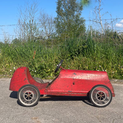 voiture_pedale_ancienne_rouge