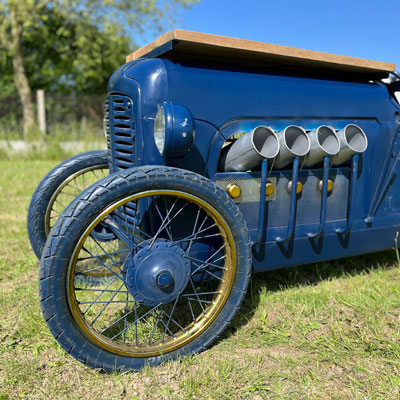 voiture_bleue_metal_amenagee_en_bar