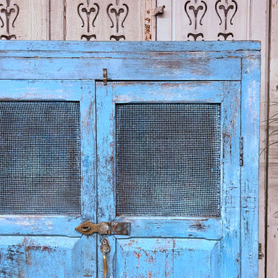 armoire_indienne_bois_patinee_bleu_grillage