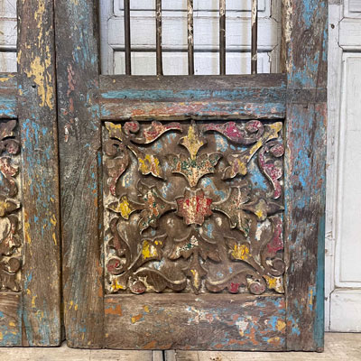 porte_indienne_bois_patine_bleu_avec_panneaux_sculptes