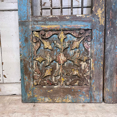 porte_indienne_bois_patine_bleu_panneaux_sculptes