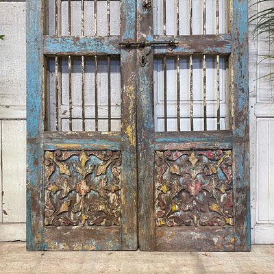 porte_indienne_bois_patine_panneaux_sculptes