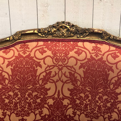 banquette_bois_dore_tissu_rouge
