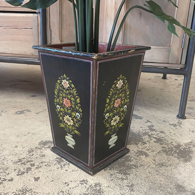 cache_pot_noir_decor_fleuri